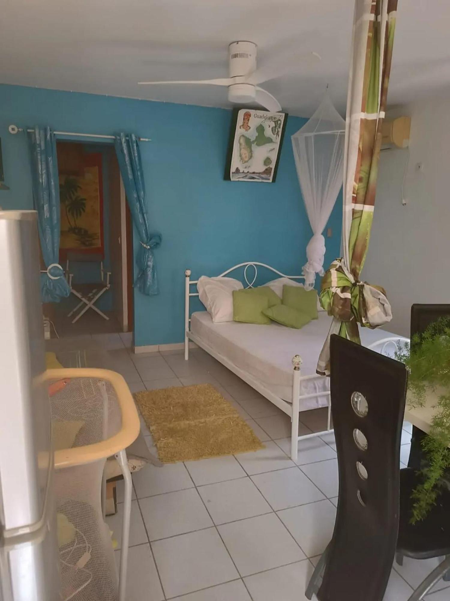 Appartement Au Moule Avec Jardin De 35 M² Et Barbecue Le Moule
