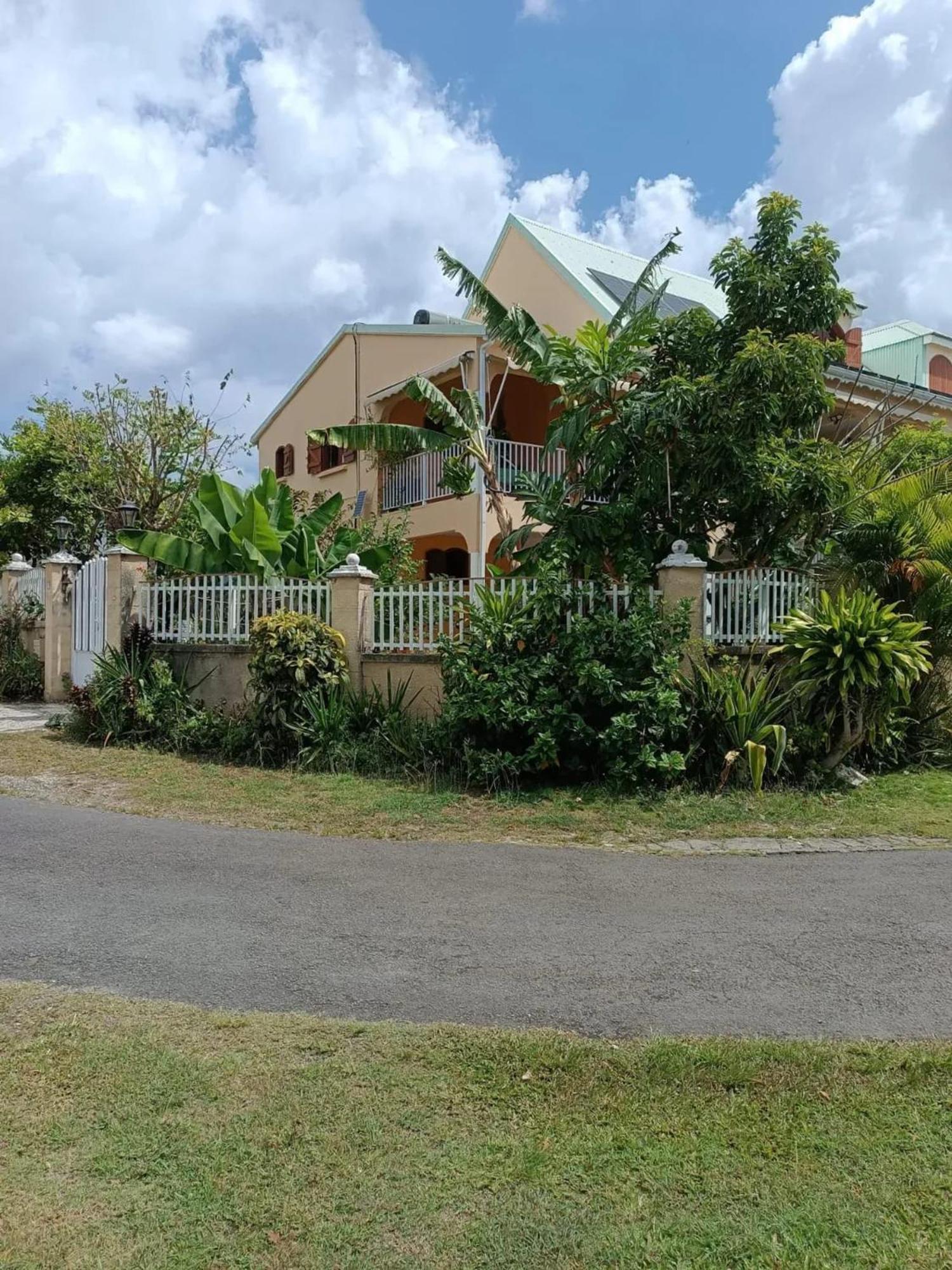 Appartement Au Moule Avec Jardin De 35 M² Et Barbecue